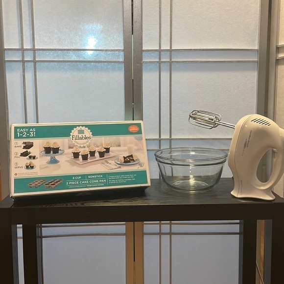 bakers advantage Other - New Fillable 8 cups 2 piece cake cone pans.  Make treat filled cakes